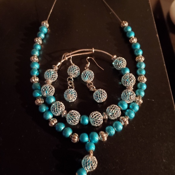 Hand made jewelry and table setting - Picture 5 of 8